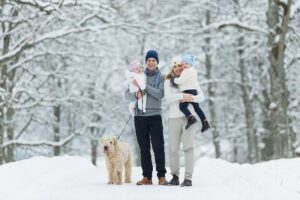Familj i vinterlandskap